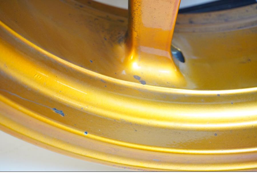 Snett nerifrån på Fälg från en Aprilia SL 1000 Falco -2000 motorcykel.