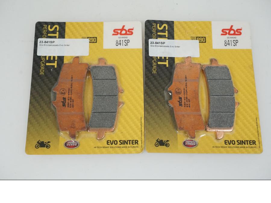 Framsidan på Bromsbelägg från en Universal Universal -2021 moped.