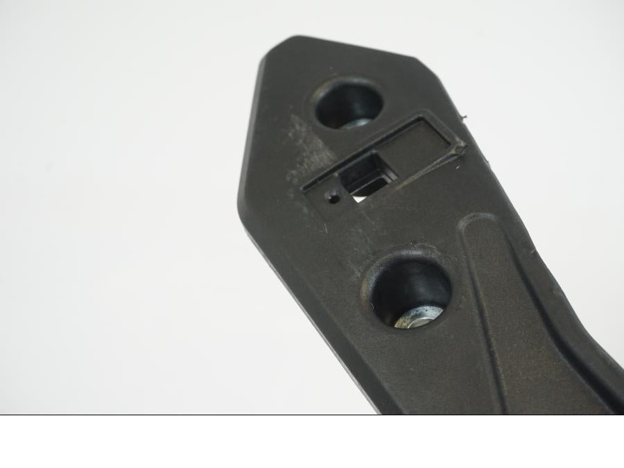 Vänster sida på Väskhållare från en KTM 1190 Adventure -2013 motorcykel.