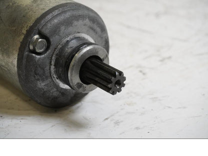 Baksidan på Startmotor från en BMW K 1200 S -2007 motorcykel.