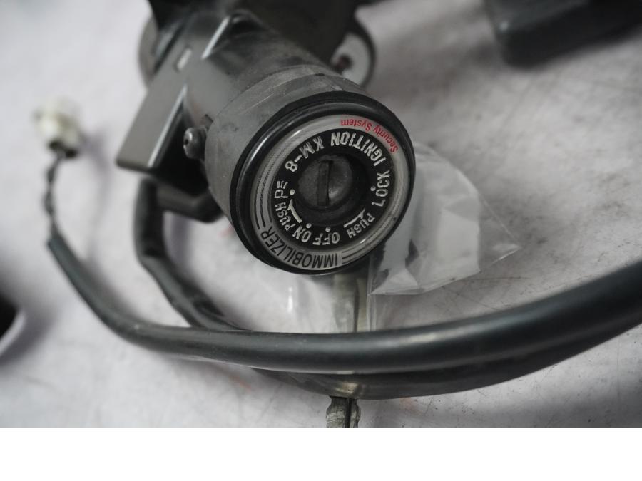 Extrabild2 på Låssats från en Kawasaki ZX-10R -2008 motorcykel.