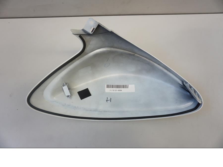 Höger sida på Bensintankskåpa från en Suzuki SFV 650 A Gladius -2012 motorcykel.