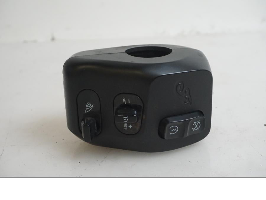 Framsidan på Styrelreglage från en Indian Chieftain Dark Horse -2019 motorcykel.