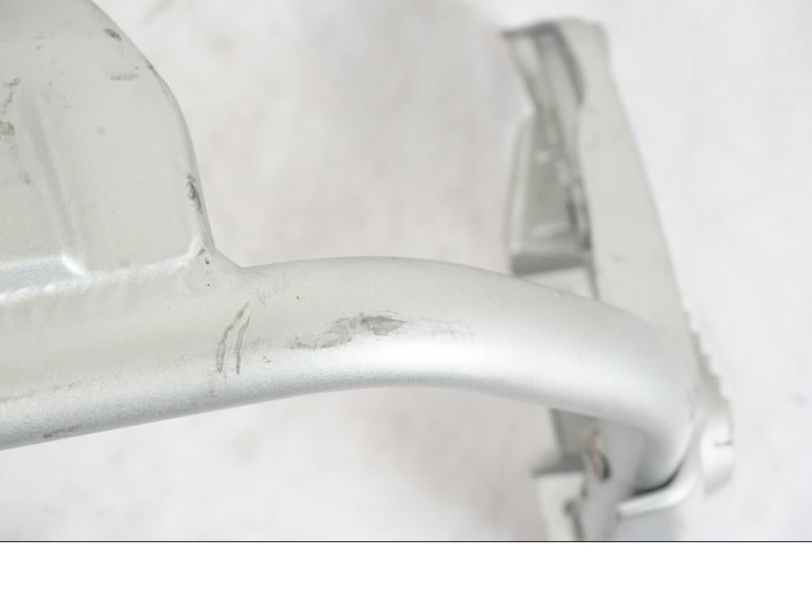 Vänster sida på Vindrutefäste från en BMW R 1200 GSA -2012 motorcykel.