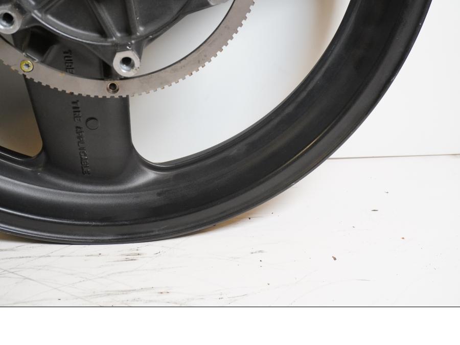 Höger sida på Fälg från en Honda ST 1100 -1999 motorcykel.