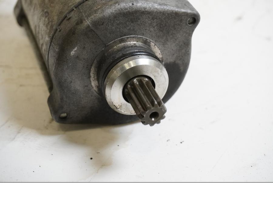 Baksidan på Startmotor från en Honda XRV 750 -1993 motorcykel.