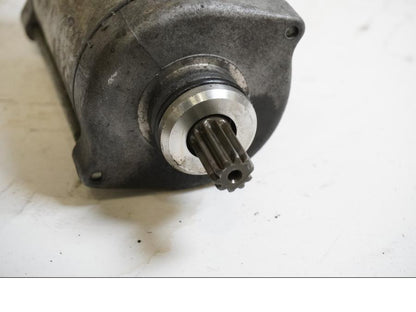 Baksidan på Startmotor från en Honda XRV 750 -1993 motorcykel.