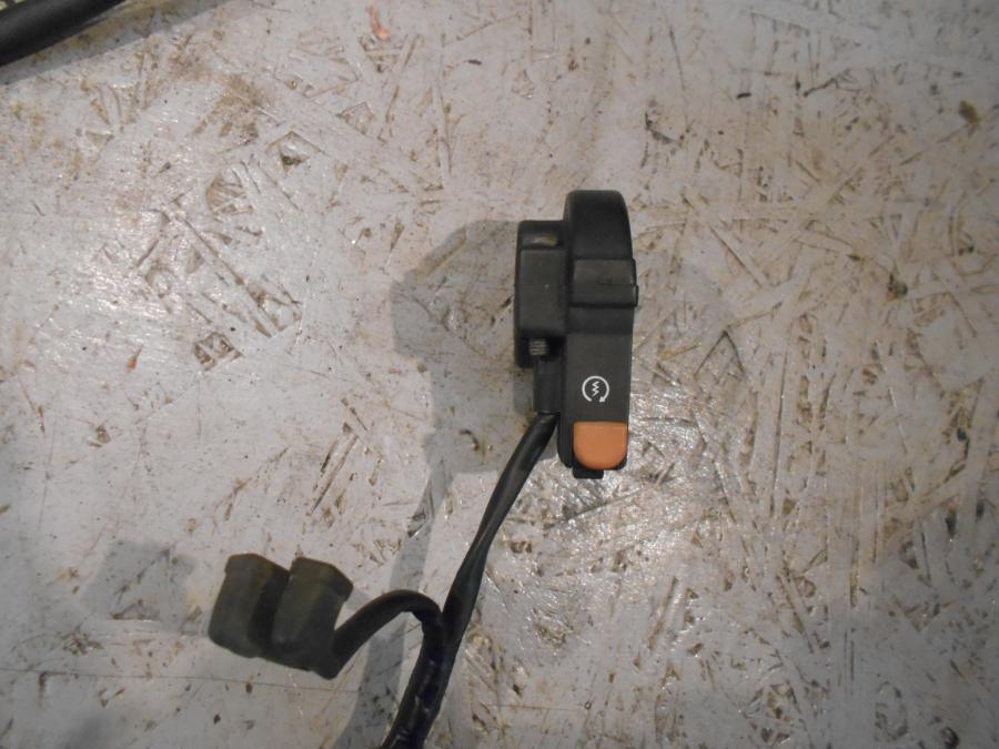 Framsidan på Styrelreglage från en Honda CBR 125 R -2007 motorcykel.