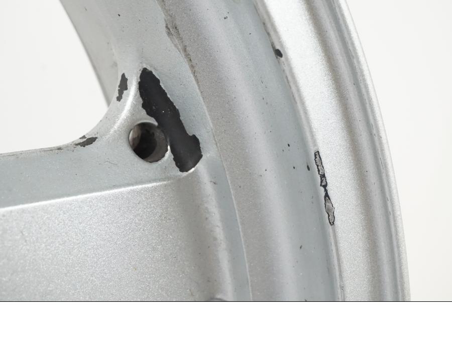 Extrabild2 på Fälg från en Kawasaki ZX-12R -2000 motorcykel.