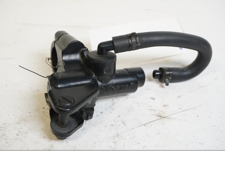 Baksidan på Bromshuvudcylinder från en Triumph Daytona 600 -2003 motorcykel.