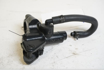 Baksidan på Bromshuvudcylinder från en Triumph Daytona 600 -2003 motorcykel.