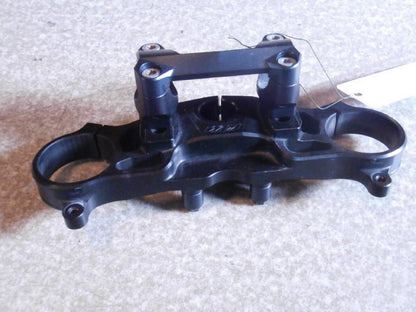 Baksidan på Gaffelkrona från en KTM 990 Super Duke R -2010 motorcykel.