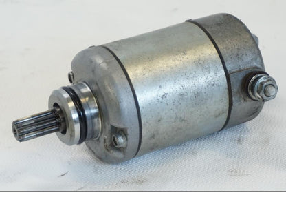 Vänster sida på Startmotor från en Yamaha YZF R6 -2006 motorcykel.