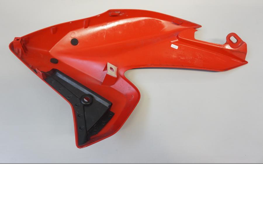 Baksidan på Bensintankskåpa från en Ducati Hyperstrada -2015 motorcykel.