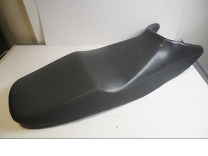 Baksidan på Sadel från en Suzuki GS 500 -2004 motorcykel.