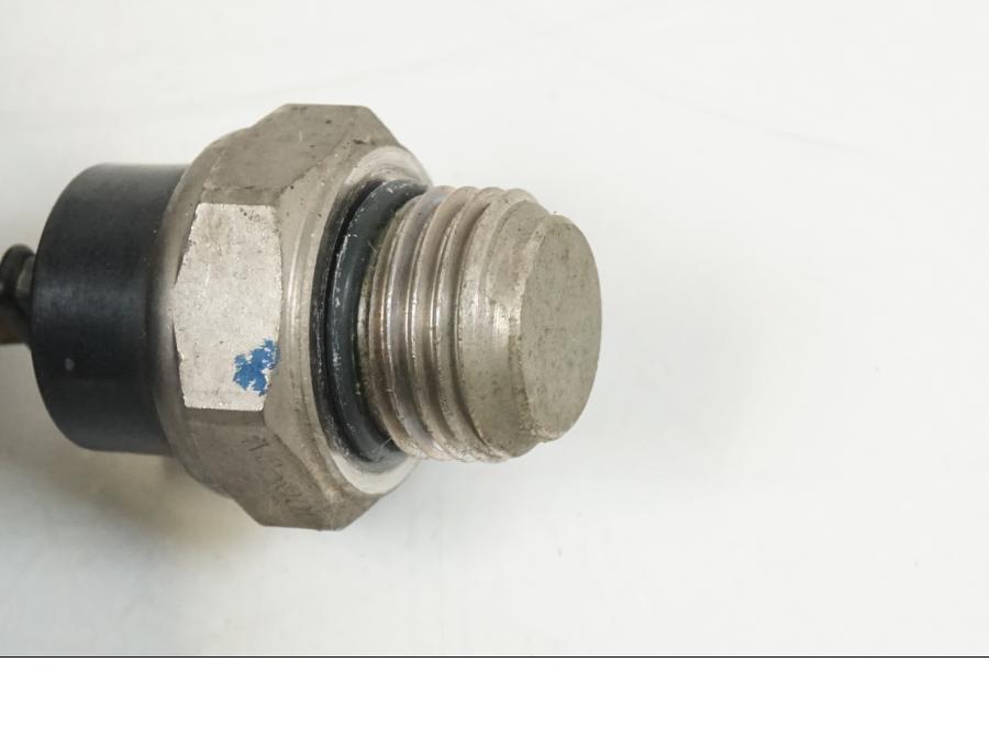 Extrabild2 på Vattentermostatgivare från en Honda CBR 125 R -2006 motorcykel.