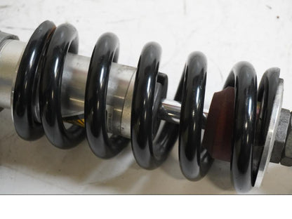 Snett uppifrån på Stötdämpare från en Yamaha MT-01 -2009 motorcykel.