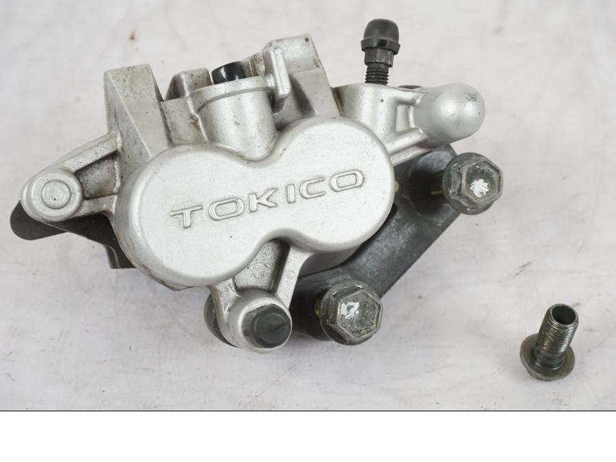 Framsidan på Bromsok från en Suzuki VL 800 -2002 motorcykel.