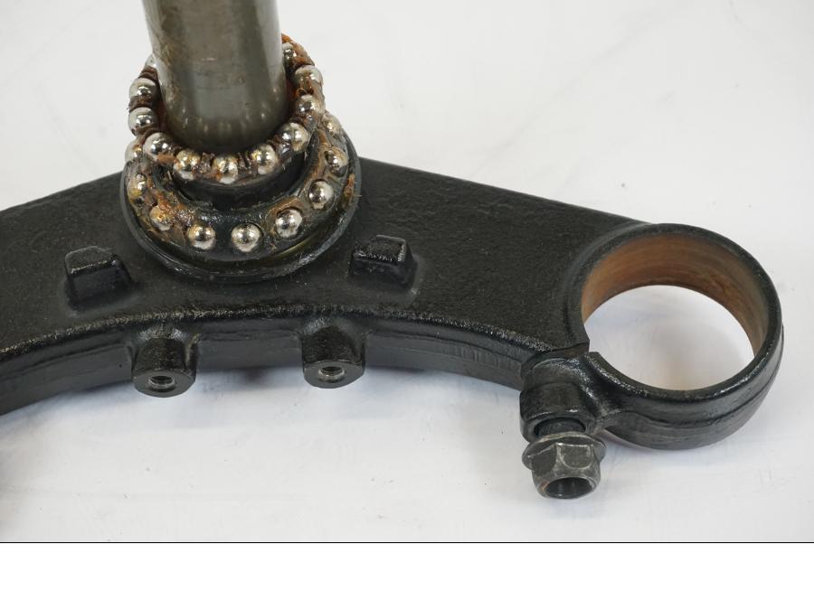 Vänster sida på Gaffelkrona från en Honda NT 700 -2008 motorcykel.