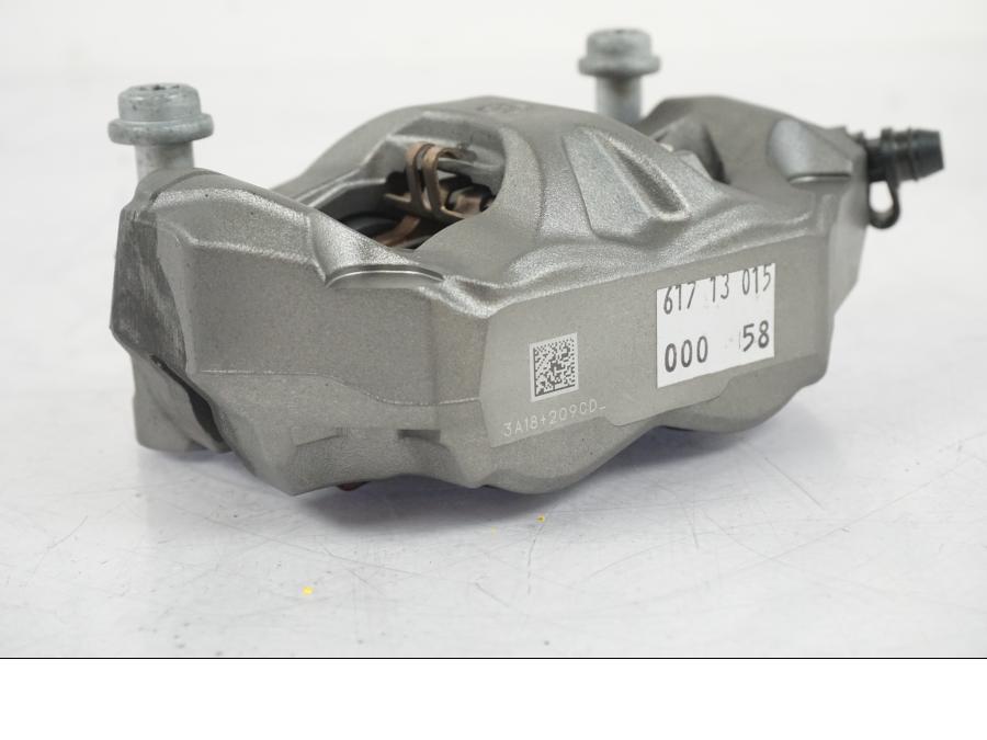 Baksidan på Bromsok från en KTM 1290 Super Duke R EVO -2023 motorcykel.