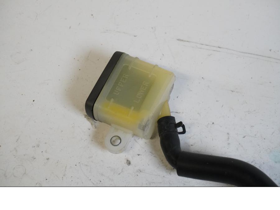 Höger sida på Bromshuvudcylinder från en Honda CRF 250 -2013 motorcykel.