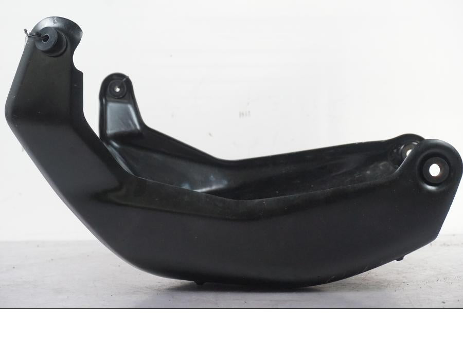 Snett nerifrån på Hasplåt från en Ducati Multistrada V4 -2024 motorcykel.