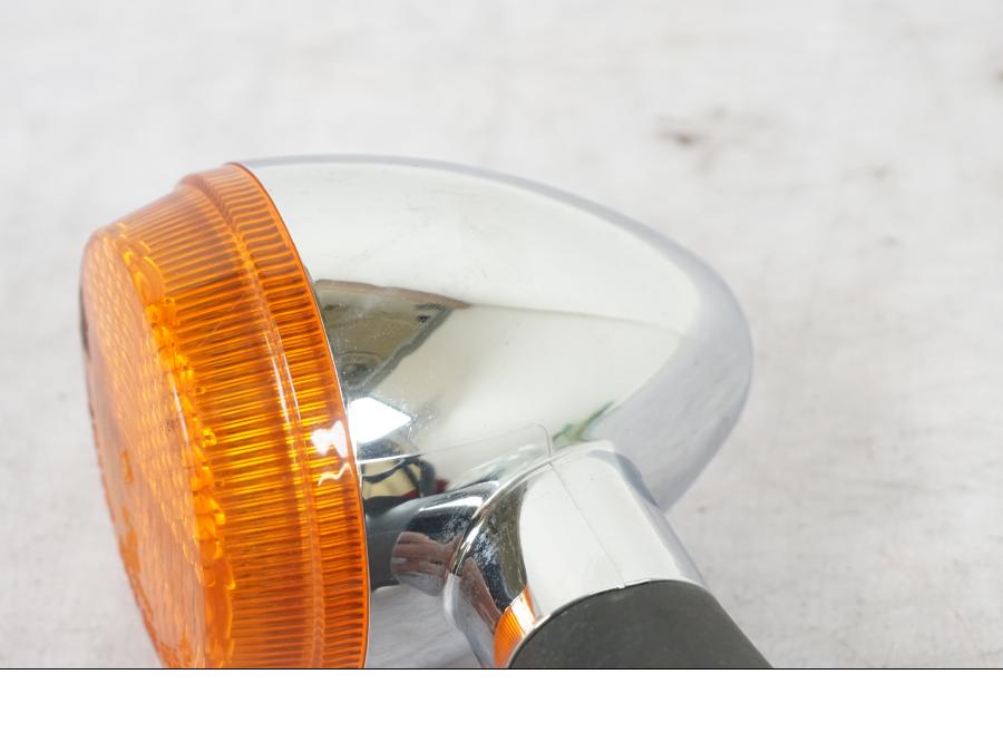 Snett nerifrån på Blinkers från en Honda VT 600 C -1998 motorcykel.