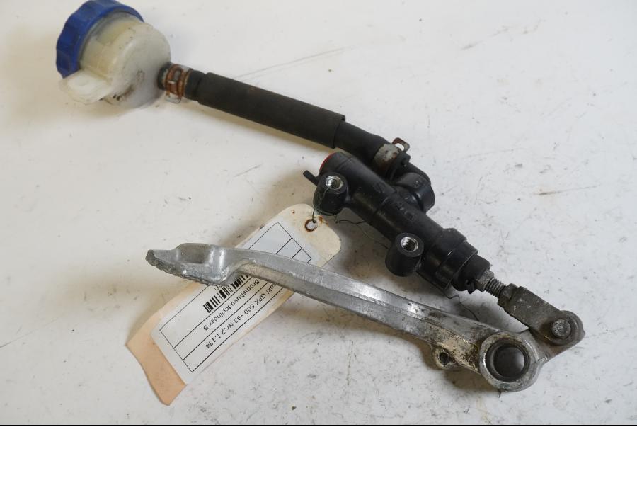 Framsidan på Bromshuvudcylinder från en Kawasaki GPX 600 -1993 motorcykel.