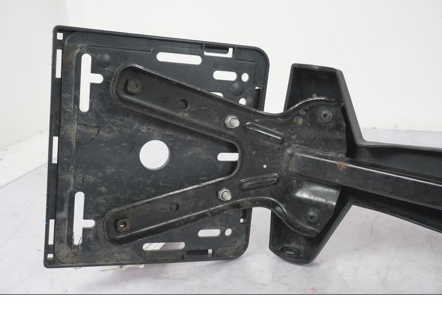 Snett uppifrån på <p>Skylthållare till KTM 125 Duke.</p>

<p>Saknar lampglaset!</p> motorcykel.