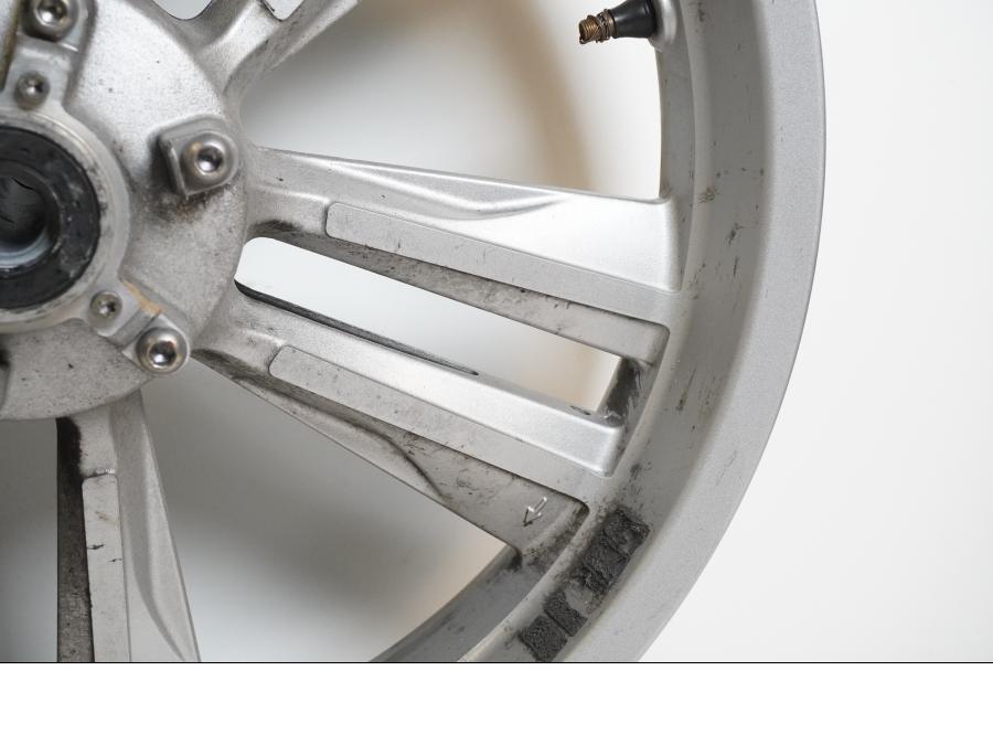 Vänster sida på Fälg från en Honda CTX 1300 -2014 motorcykel.