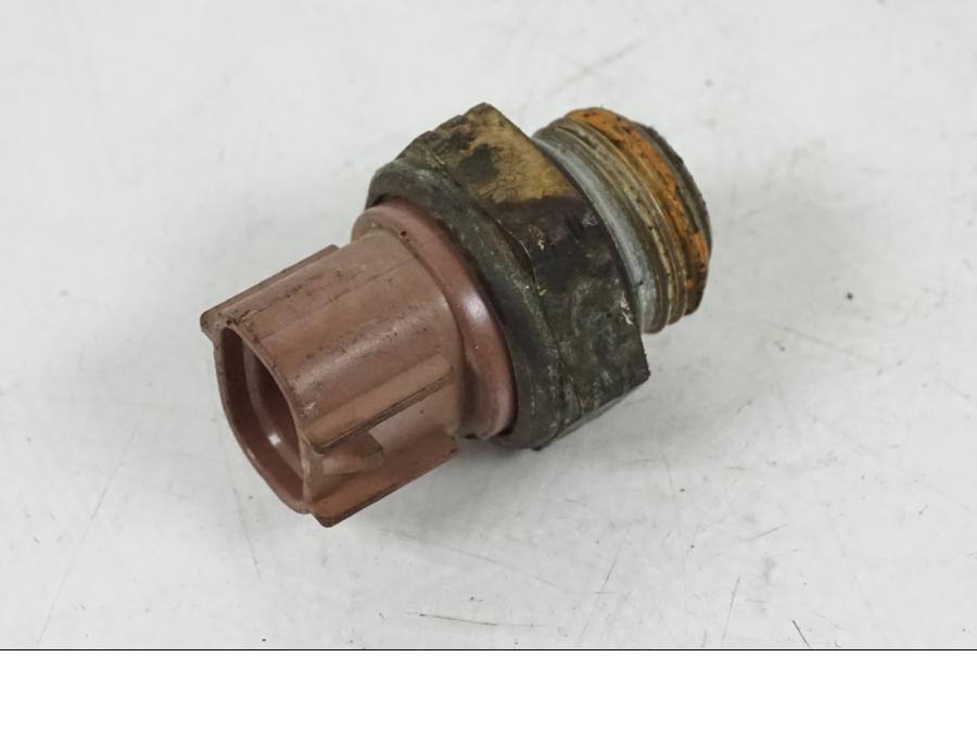 Snett uppifrån på Vattentermostatgivare från en Kawasaki Z 750 -2006 motorcykel.