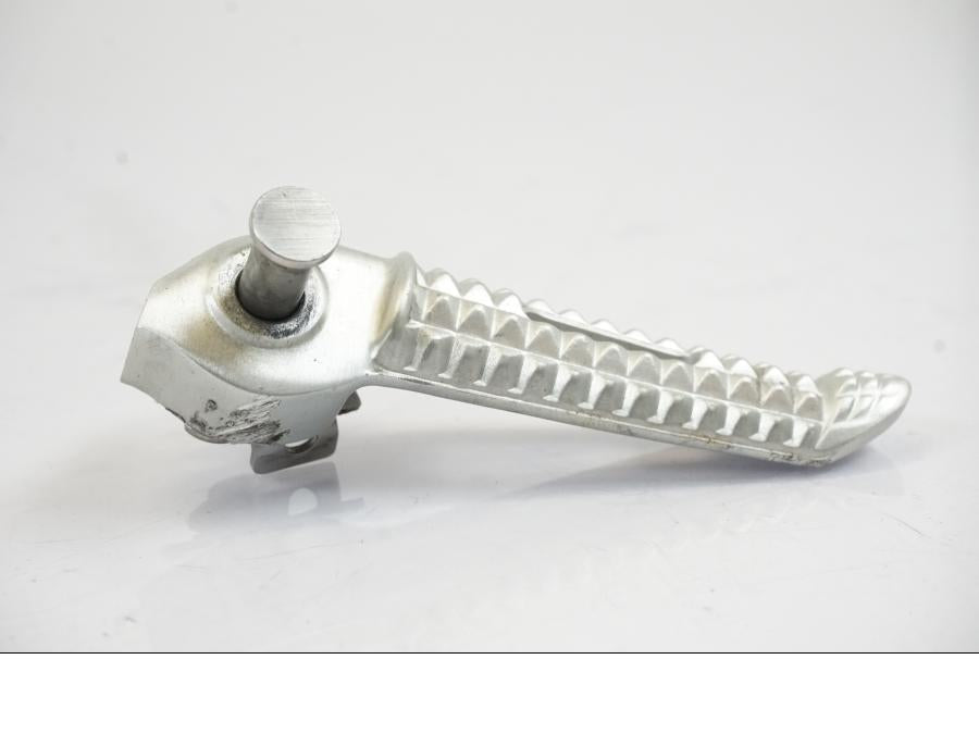 Baksidan på Fotpinne från en Triumph Trident -2021 motorcykel.