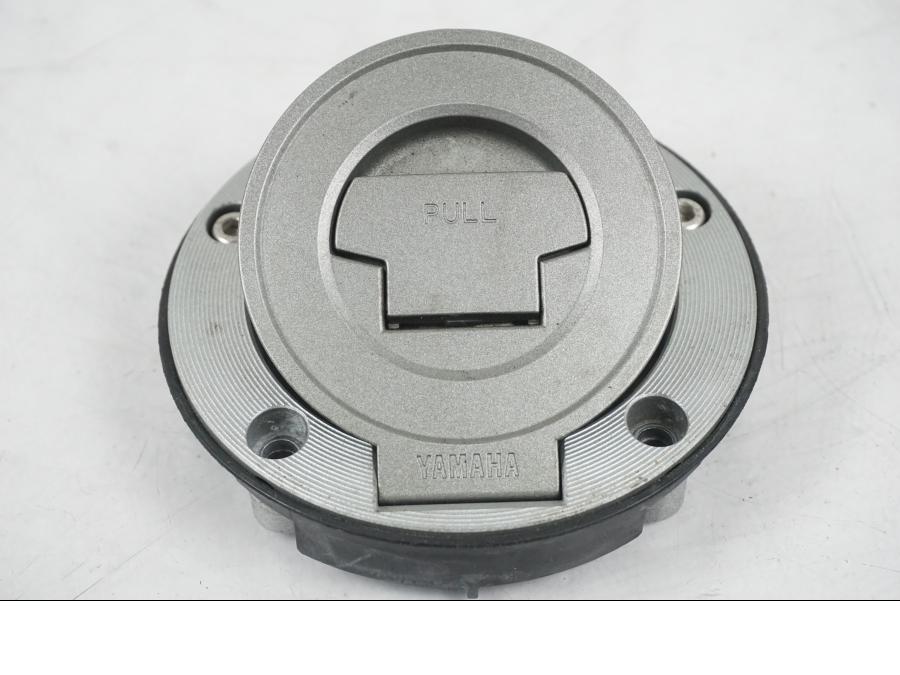 Snett uppifrån på <p>Låssats från Yamaha FZ-8S FAZER ABS 2011.</p>

<p>Tändningslås, antenn, tanklock, sadellås, CDI och 1st nyckel.</p> motorcykel.