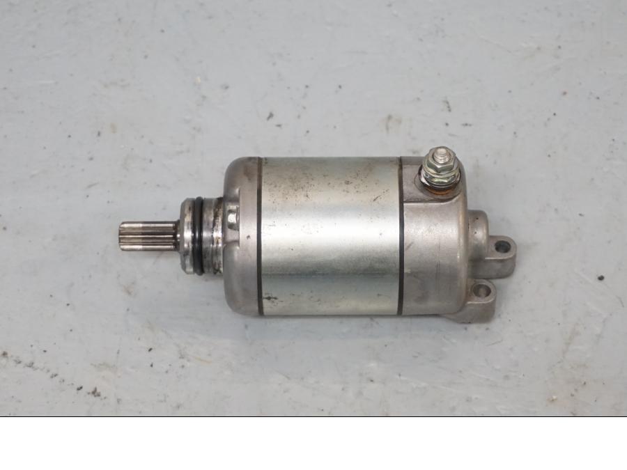 Framsidan på Startmotor från en Yamaha XJ 6 -2011 motorcykel.