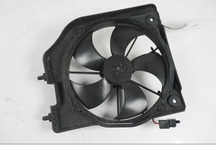 Framsidan på Vattenkylfläkt från en MV Agusta Dragster -2014 motorcykel.