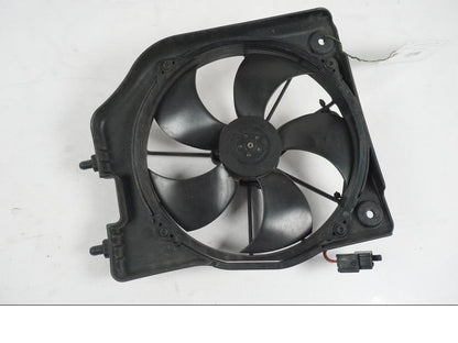 Framsidan på Vattenkylfläkt från en MV Agusta Dragster -2014 motorcykel.