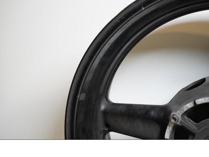 Snett nerifrån på Fälg från en Yamaha YZF R6 -1999 motorcykel.