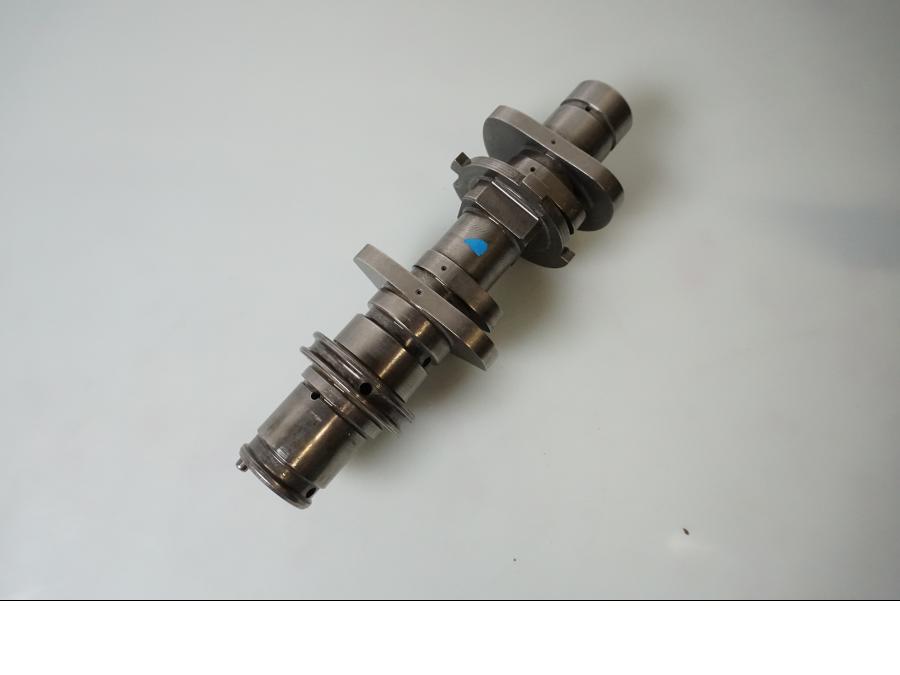 Höger sida på Kamaxel från en Ducati Multistrada 1260 -2020 motorcykel.