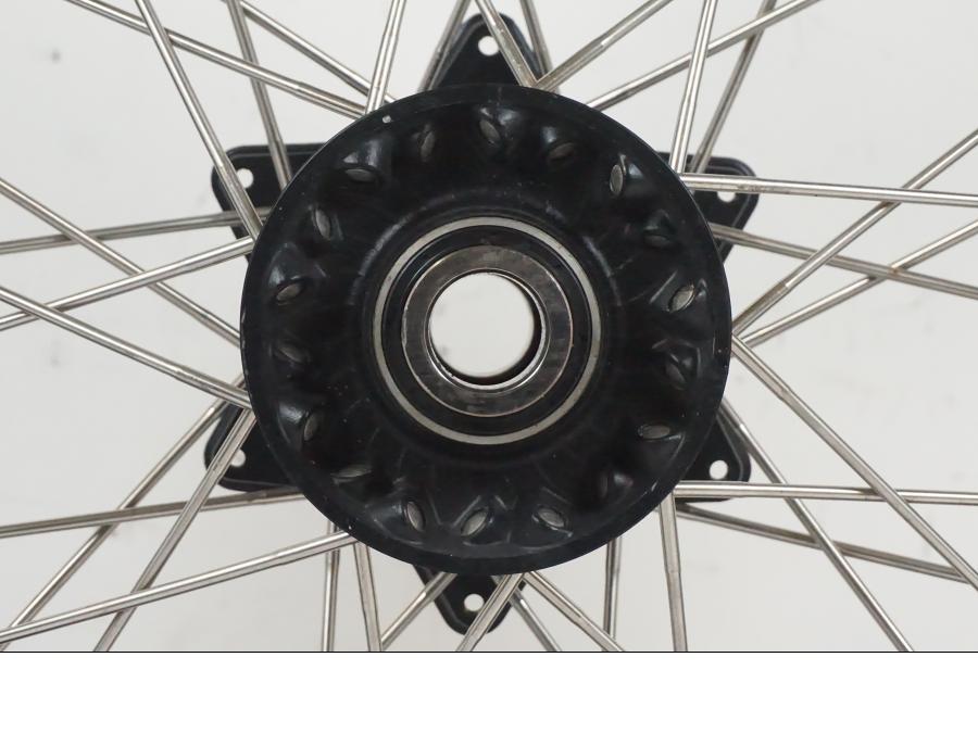 Baksidan på Fälg från en Husqvarna 701 SUPERMOTO ABS -2016 motorcykel.