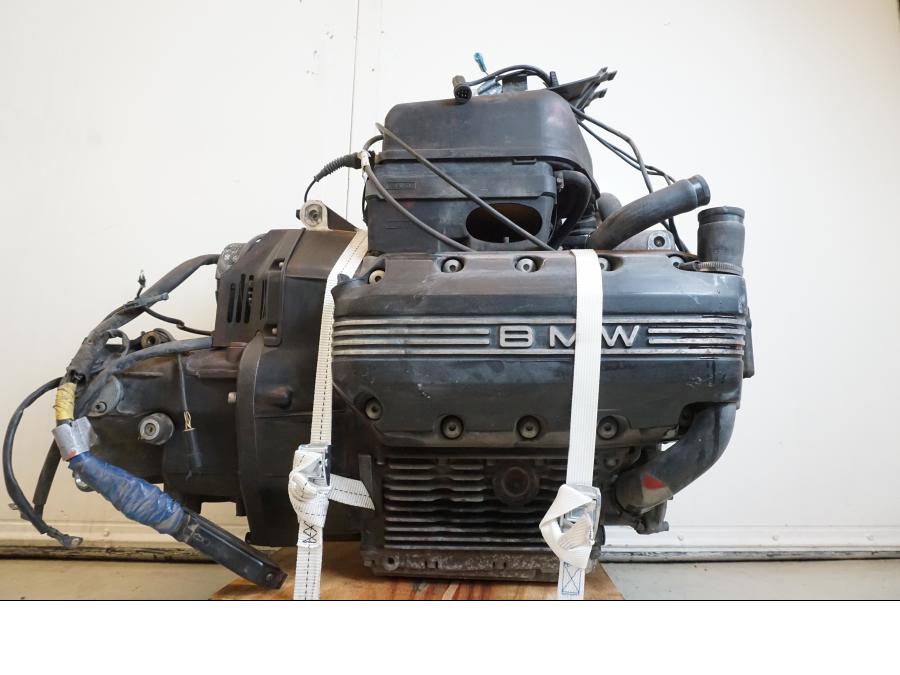 Framsidan på Motor från en BMW K 1100 LT -1999 motorcykel.