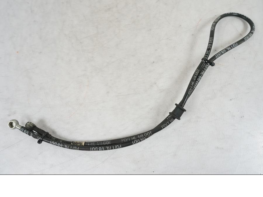 Framsidan på Bromsledning från en Triumph Daytona 955I -2000 motorcykel.