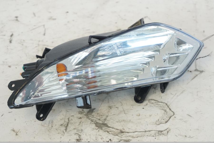 Snett uppifrån på Blinkers från en Kymco Agility 125 -2019 scooter.