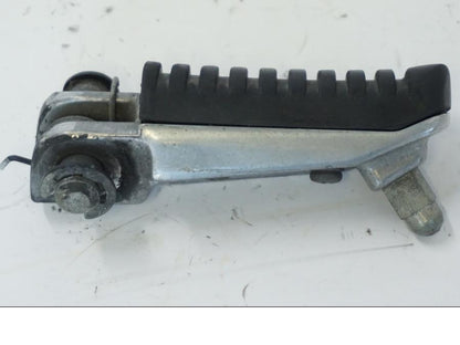 Baksidan på Fotpinne från en Kawasaki ZR-7 -2001 motorcykel.