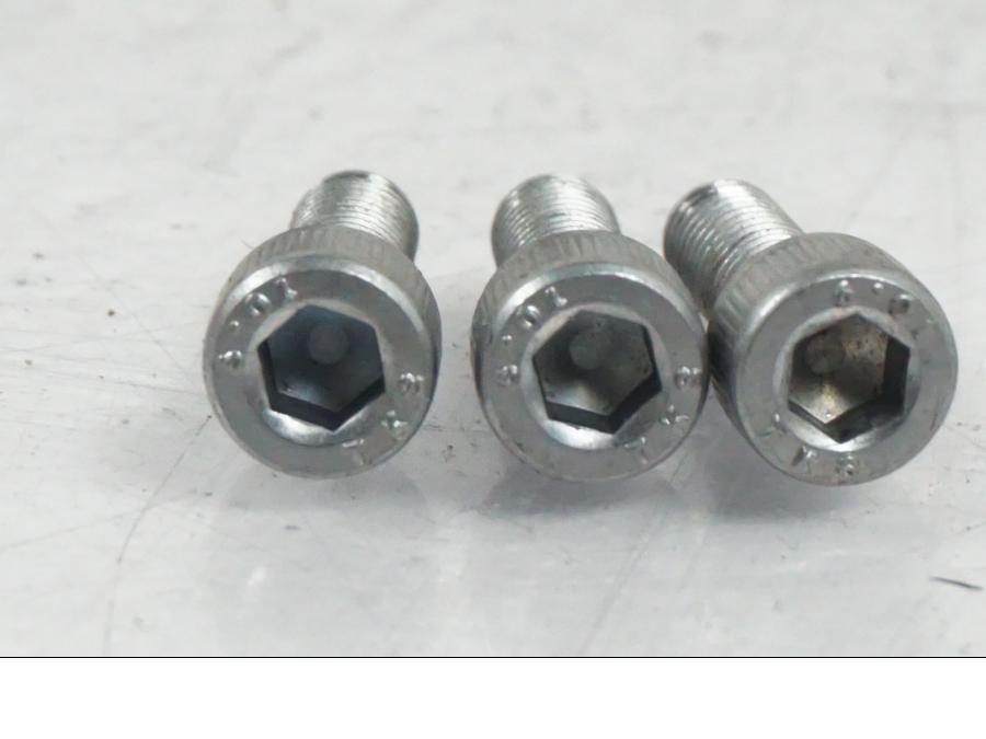 Vänster sida på <p>Låssats från Kawasaki ER-6N ABS 2014.</p>

<p>1st nyckel, tändningslås, sadellås, tanklock.</p>

<p>(småmärken finns på locket).</p> motorcykel.