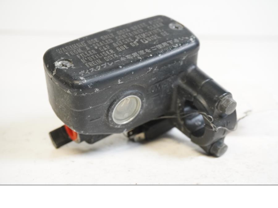 Framsidan på Bromshuvudcylinder från en Honda CBR 600 -2002 motorcykel.