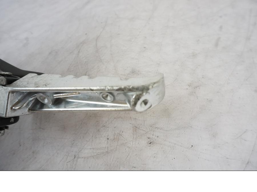 Snett nerifrån på Fotpinne från en Yamaha MT-09 -2020 motorcykel.