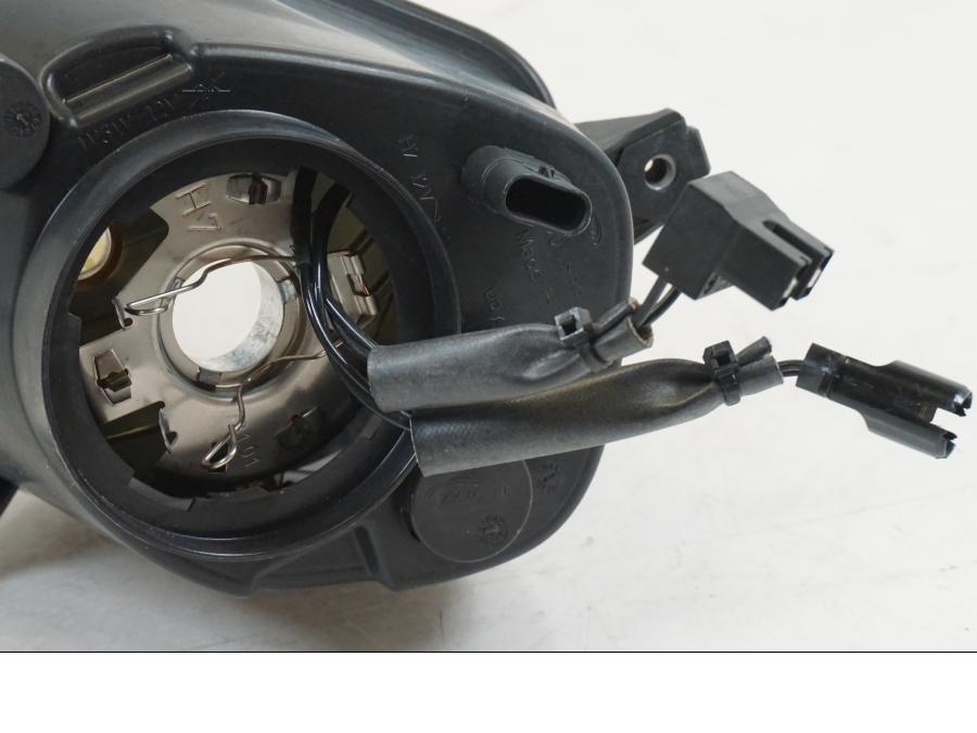 Snett nerifrån på Strålkastare från en BMW S 1000 R -2013 motorcykel.