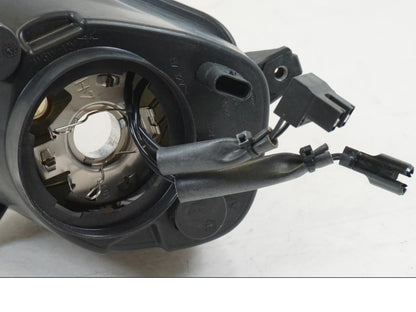 Snett nerifrån på Strålkastare från en BMW S 1000 R -2013 motorcykel.