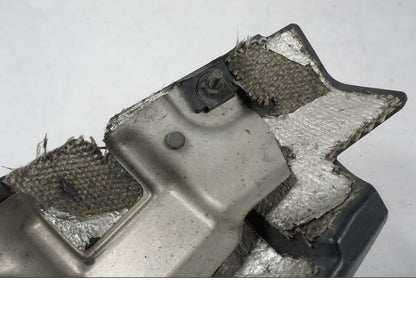 Snett nerifrån på Värmeskydd från en Kawasaki ZX-6R -2005 motorcykel.