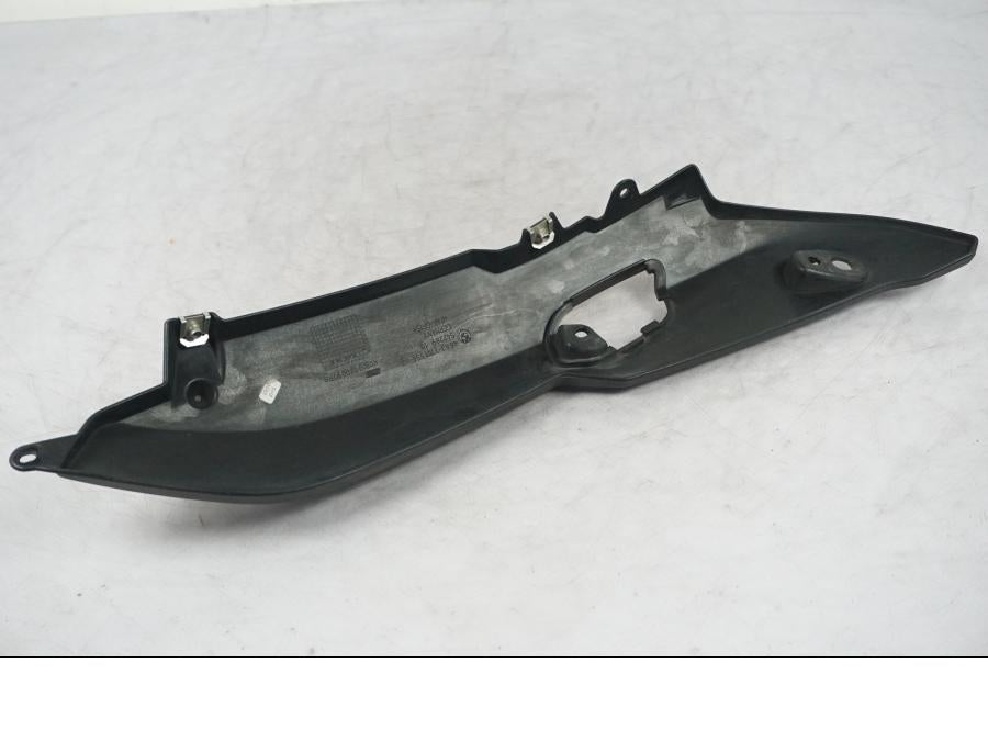 Snett nerifrån på Bakvinge från en BMW R 1200 R -2007 motorcykel.